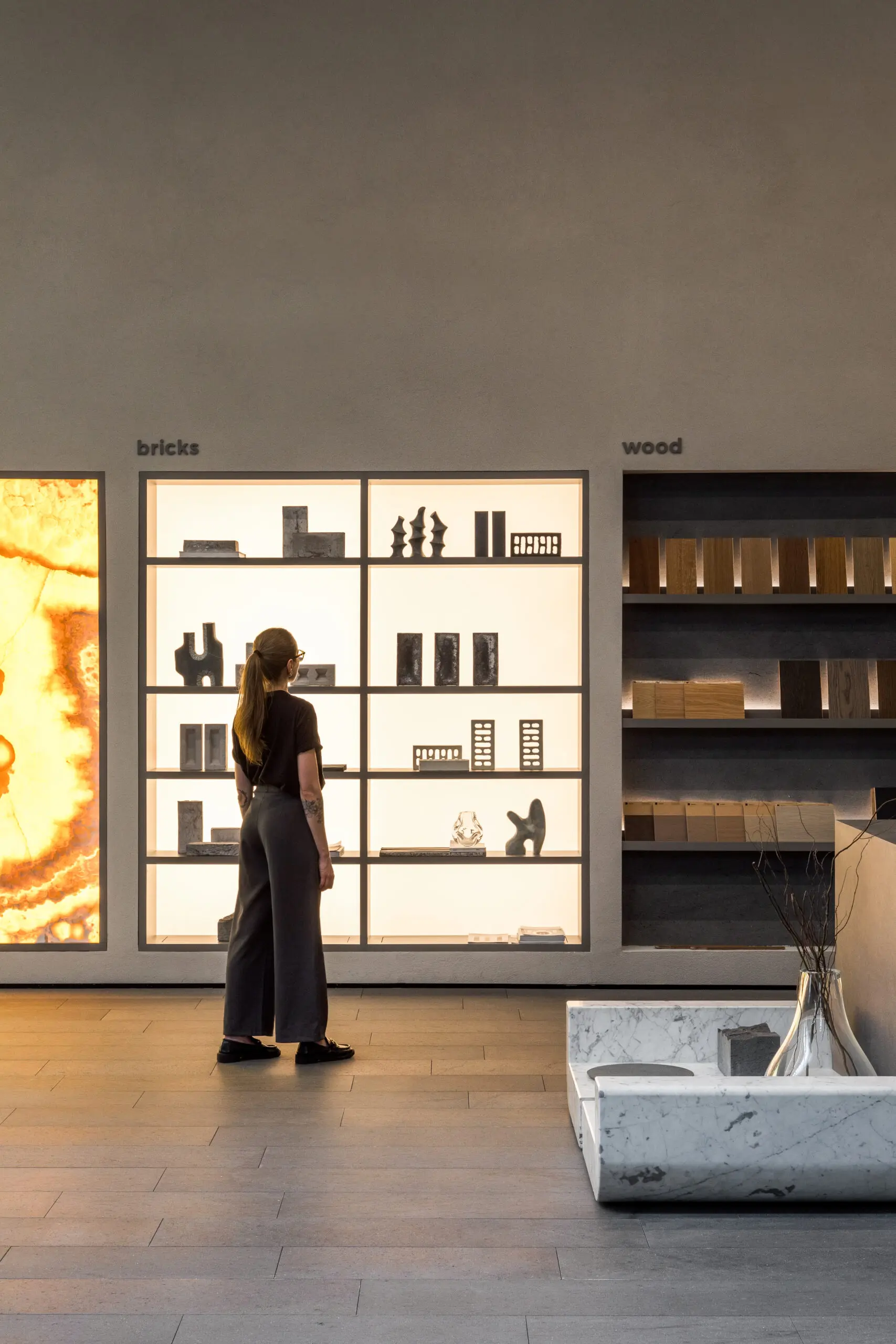 O showroom apresenta uma coleção completa de mais de 30 mil m² de mármores e outras pedras, além das novas linhas complementares da NPK Bricks e NPK Wood.