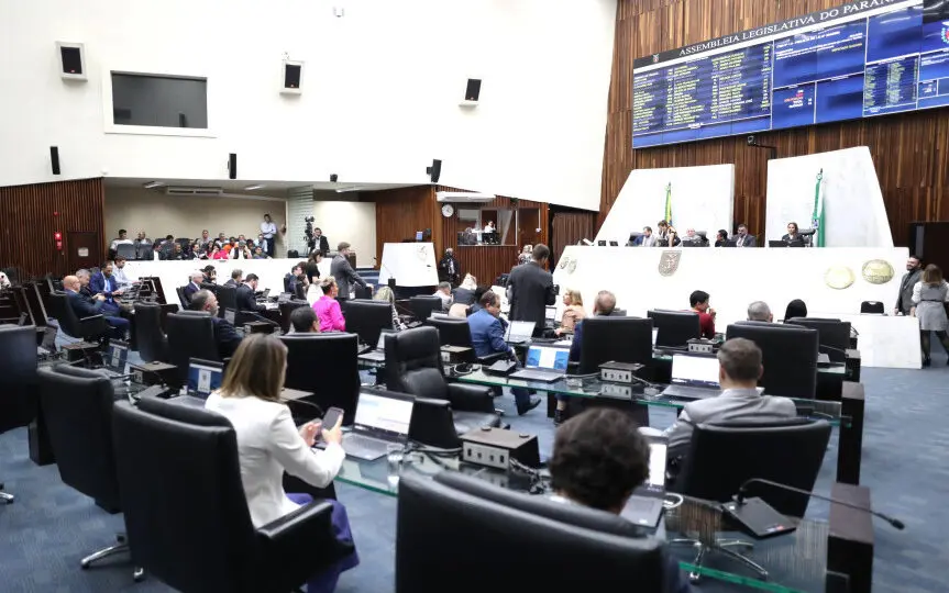 Alep aprova em três sessões num mesmo dia a privatização da Celepar
