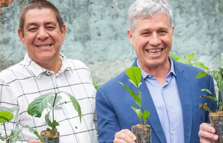 Zeca Pagodinho e o ministro do Desenvolvimento Agrário e Agricultura Familiar, Paulo Teixeira: parceria com o governo.