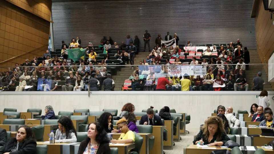 Em vitória do governo Tarcísio, PEC que transfere recursos da educação para a saúde é aprovada na Alesp.