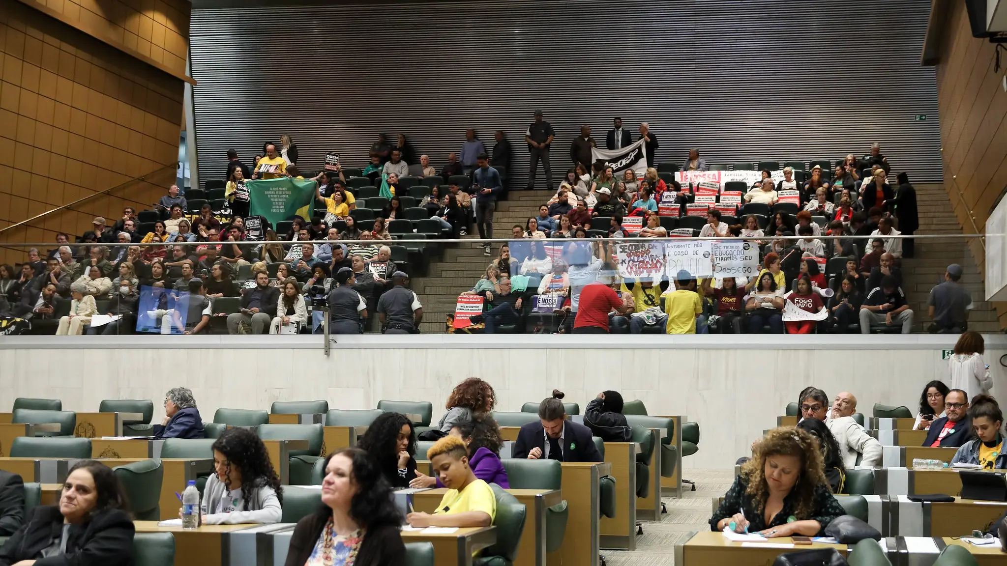 Em vitória do governo Tarcísio, PEC que transfere recursos da educação para a saúde é aprovada na Alesp.