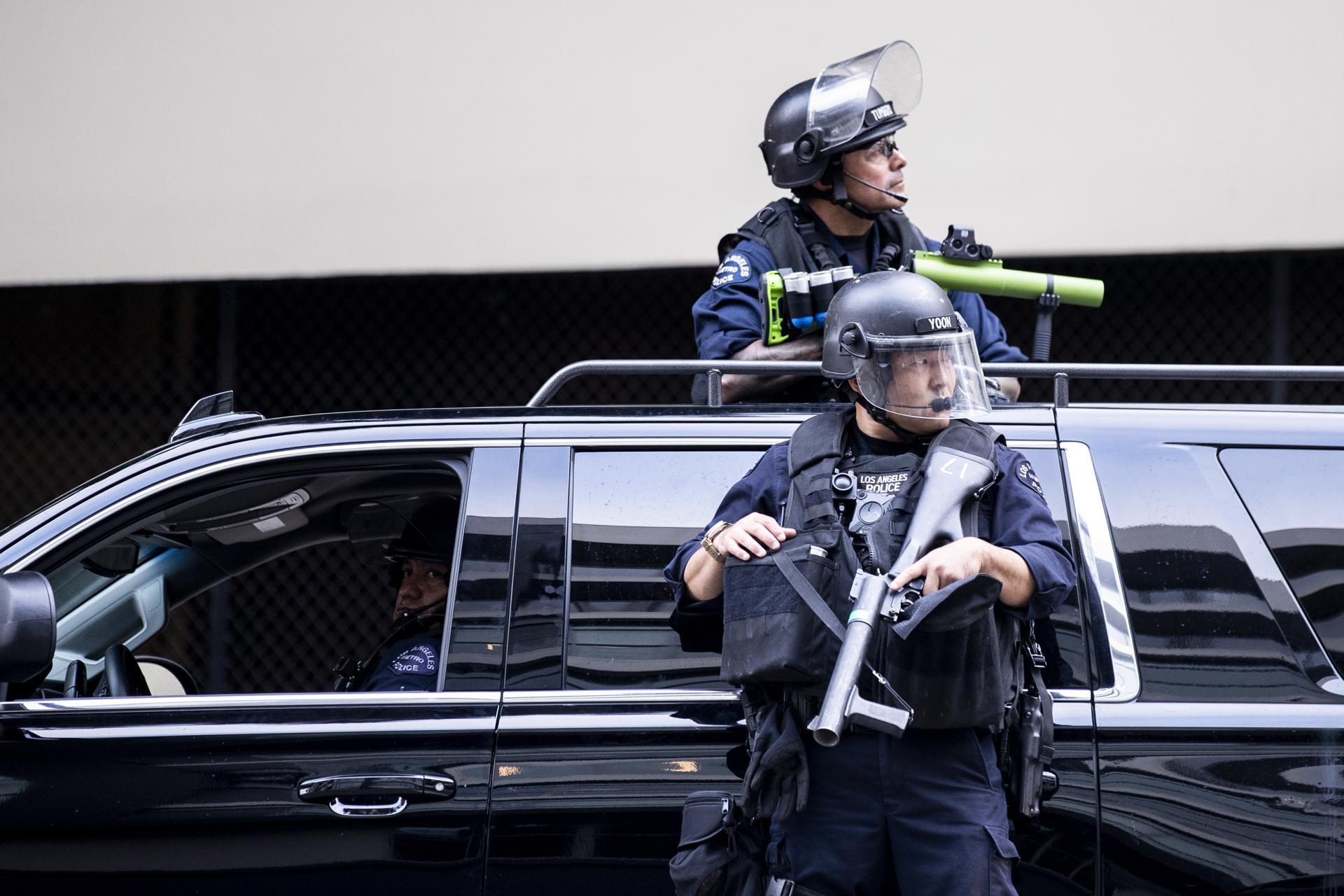 Policiais de Los Angeles montam guarda, no dia 29 de maio de 2020, durante protestos pela morte de George Floyd em Minnesota.