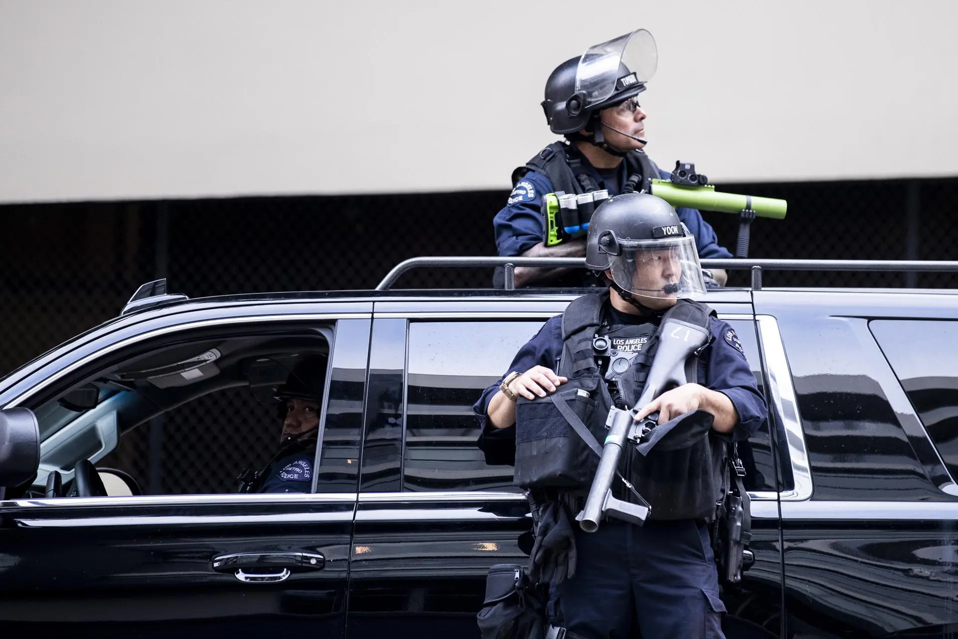 Policiais de Los Angeles montam guarda, no dia 29 de maio de 2020, durante protestos pela morte de George Floyd em Minnesota.