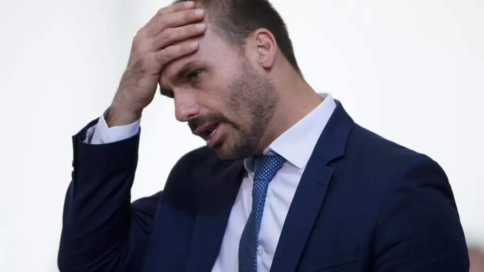“Oportunistas” tentam associar atentado a Bolsonaro, diz Eduardo