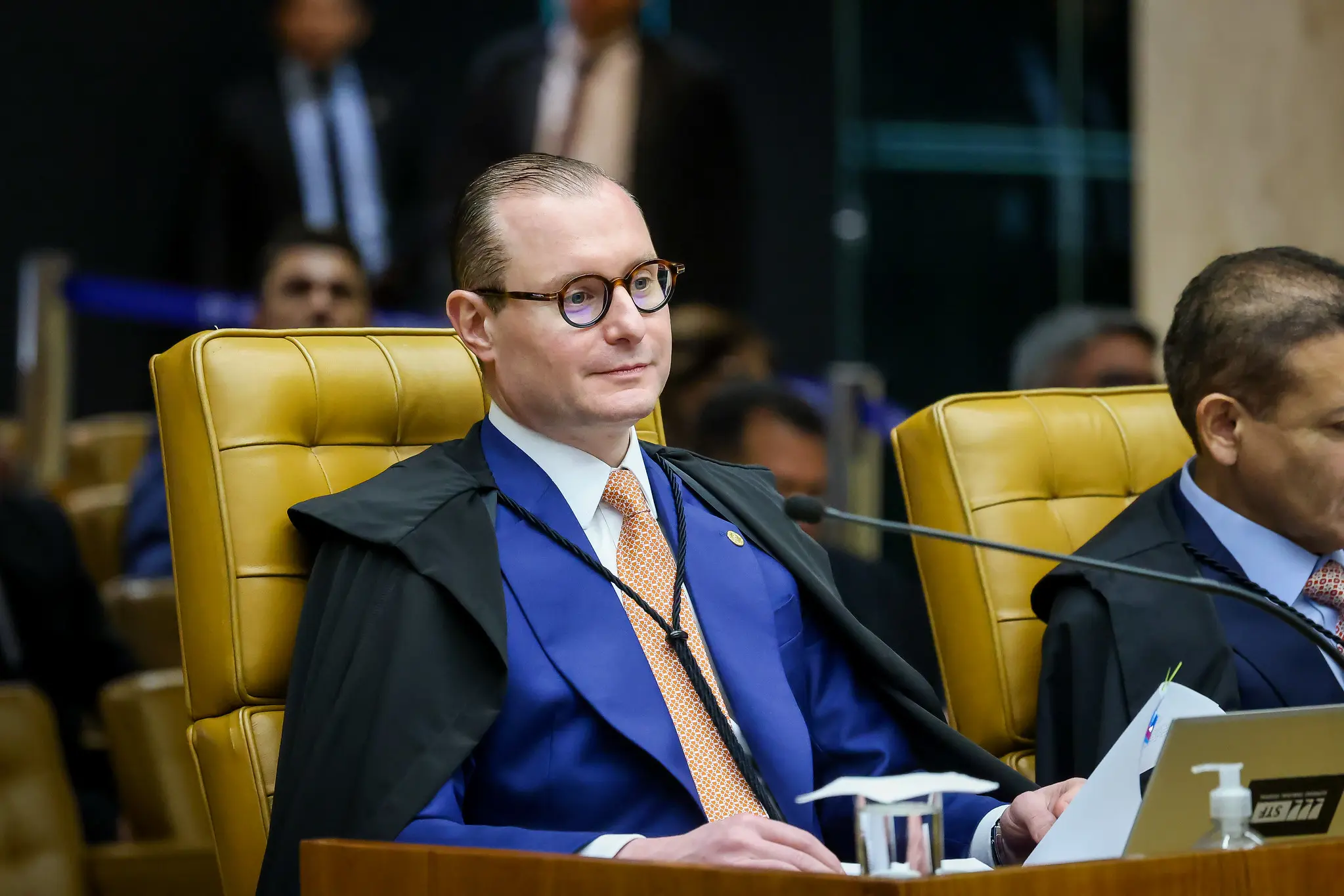 Dino e Zanin votam contra retirar símbolos religiosos de prédios públicos