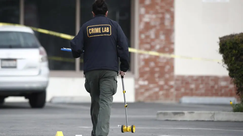 Um técnico coleta evidências em um estacionamento após tiroteio em um estúdio de dança em Monterey Park, Califórnia, EUA, 22 de janeiro de 2023: Duas questões parecem estar impulsionando a mudança da Califórnia, da esquerda para o centro: a criminalidade e o enfraquecimento da economia. Em ambas as áreas, os eleitores parecem ter se cansado das "soluções" progressistas.