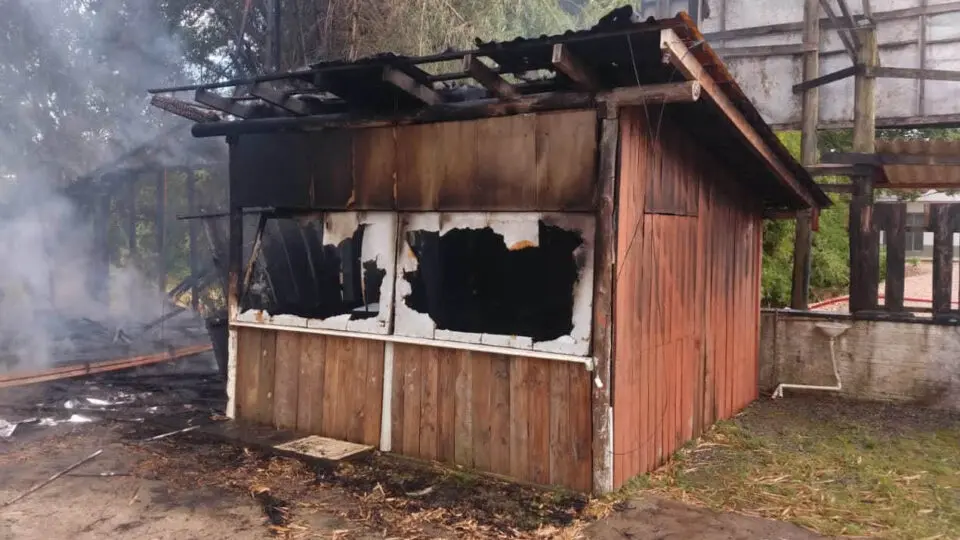 Casa incendiada em Rio do Sul