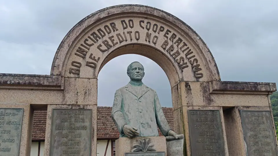 Monumento a Theodor Amstad, pai do cooperativismo de crédito no Brasil