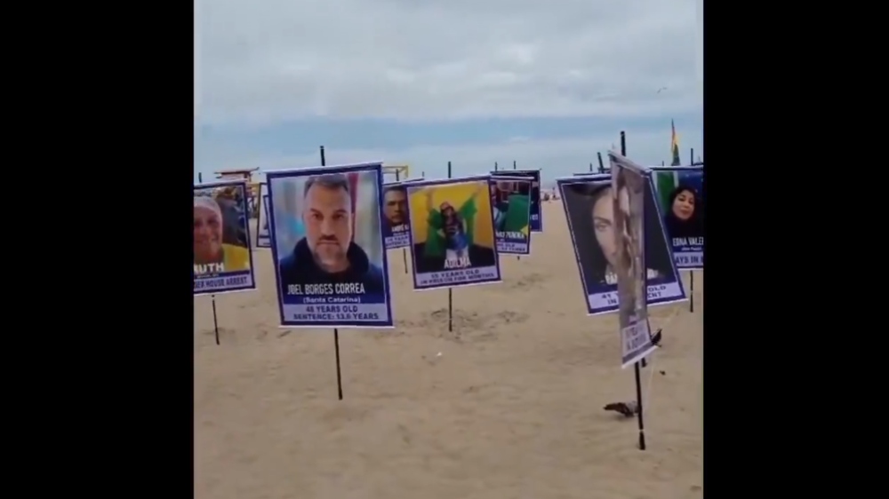 Foram fixados cartazes na praia de Copacabana com imagens dos condenados e penas impostas pelo STF.