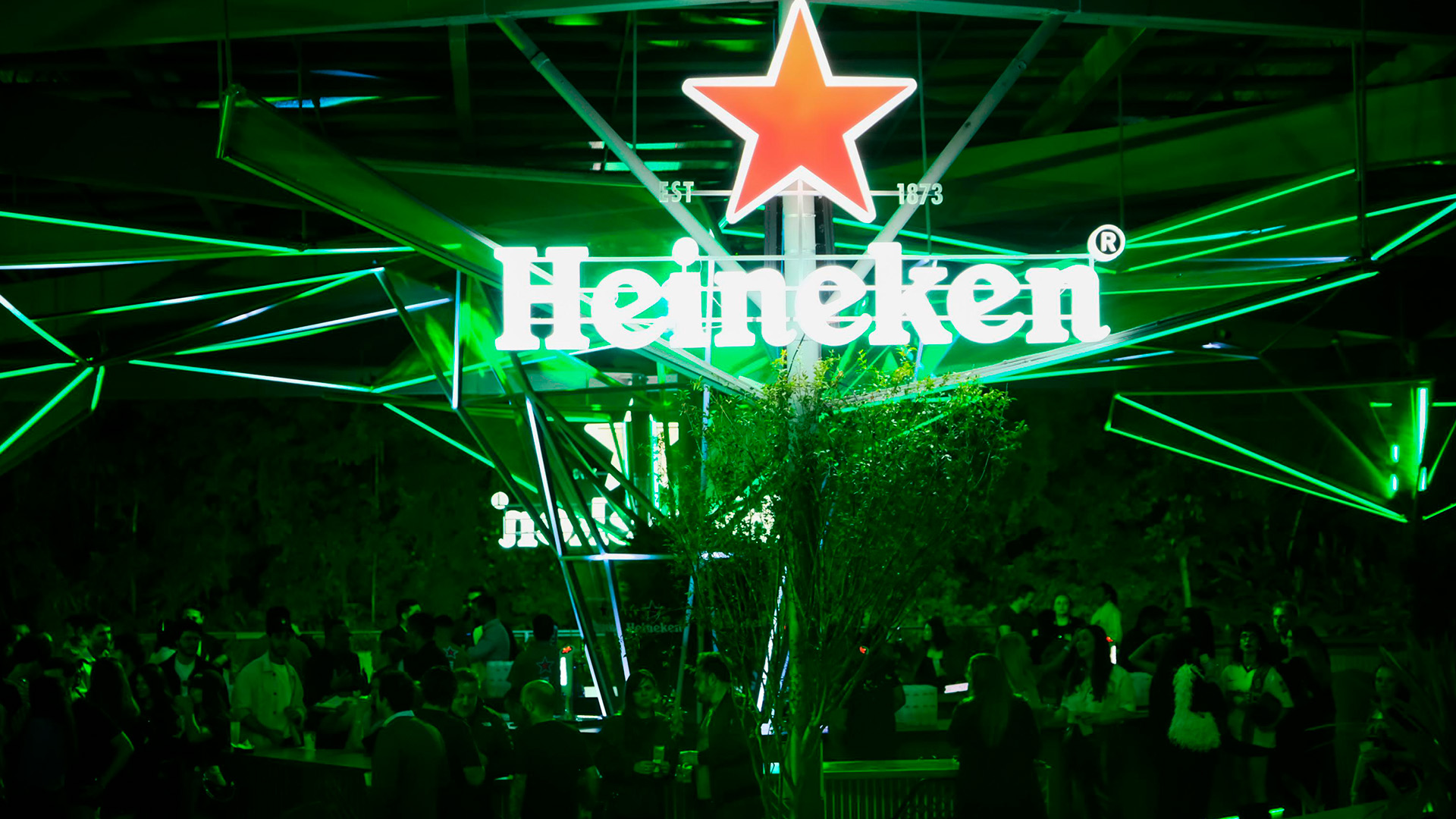 O Heineken Floating Bar agita o público com um line-up de DJs cuidadosamente selecionados e drinks com chope Heineken em sua composição.