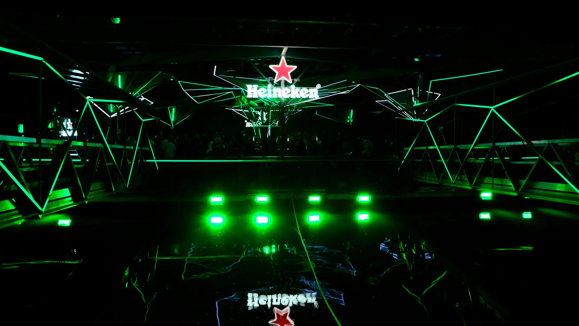 O Heineken Floating Bar na Pedreira Paulo Leminski é uma oportunidade de curtir música, boa gastronomia e drinks exclusivos, tudo isso com uma vista privilegiada.