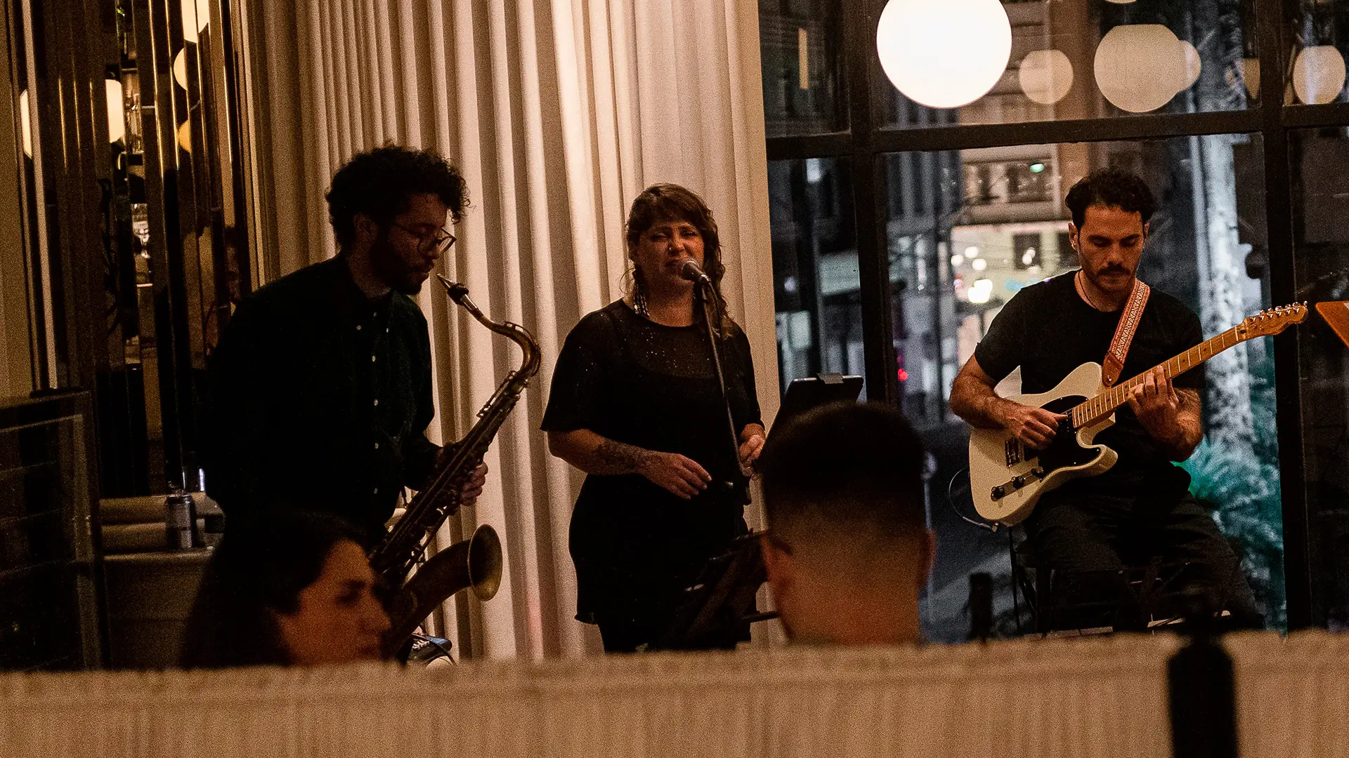 o evento "Meia-Noite em Paris" é uma experiência gastronômica e artística única que promete transportar os participantes às charmosas ruas parisienses.