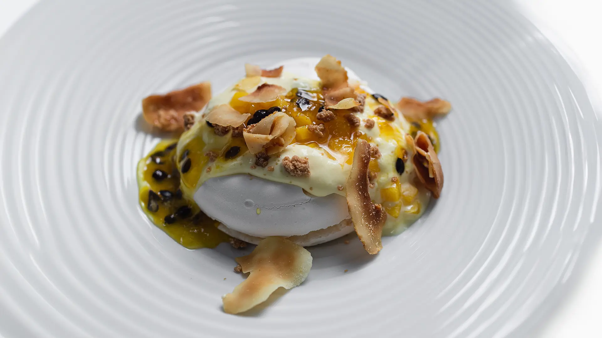 Pavlova de frutas amarelas com coco caramelizado 