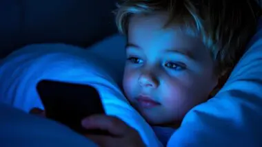 Crianças na fase da puberdade são mais sensíveis à luz à noite, e a luz azul em roedores antecipa a puberdade, indicam estudos.