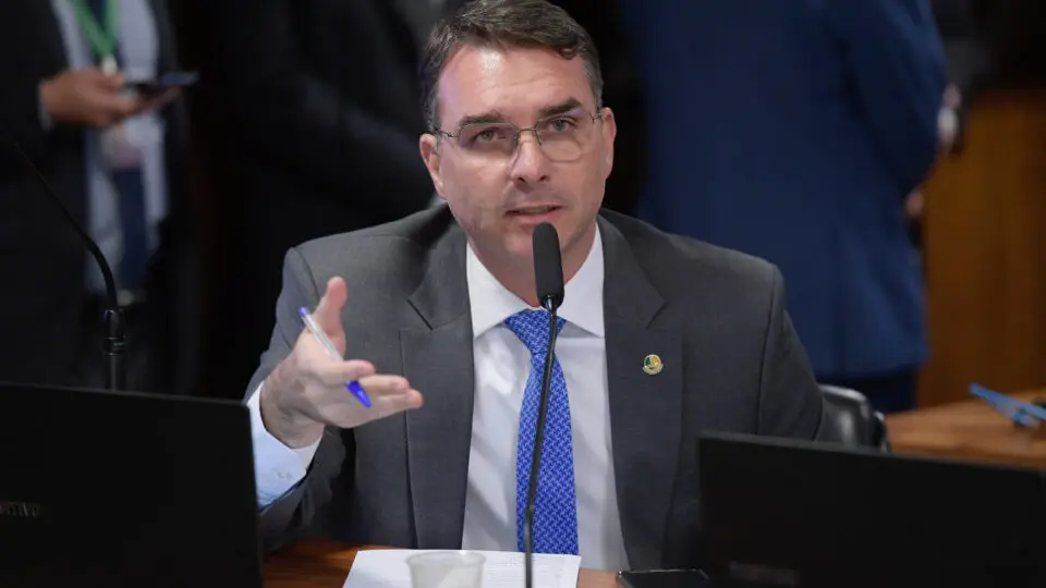“Alucinações estão indo longe demais”, diz Flávio Bolsonaro sobre estatal de foguete sancionada por Lula