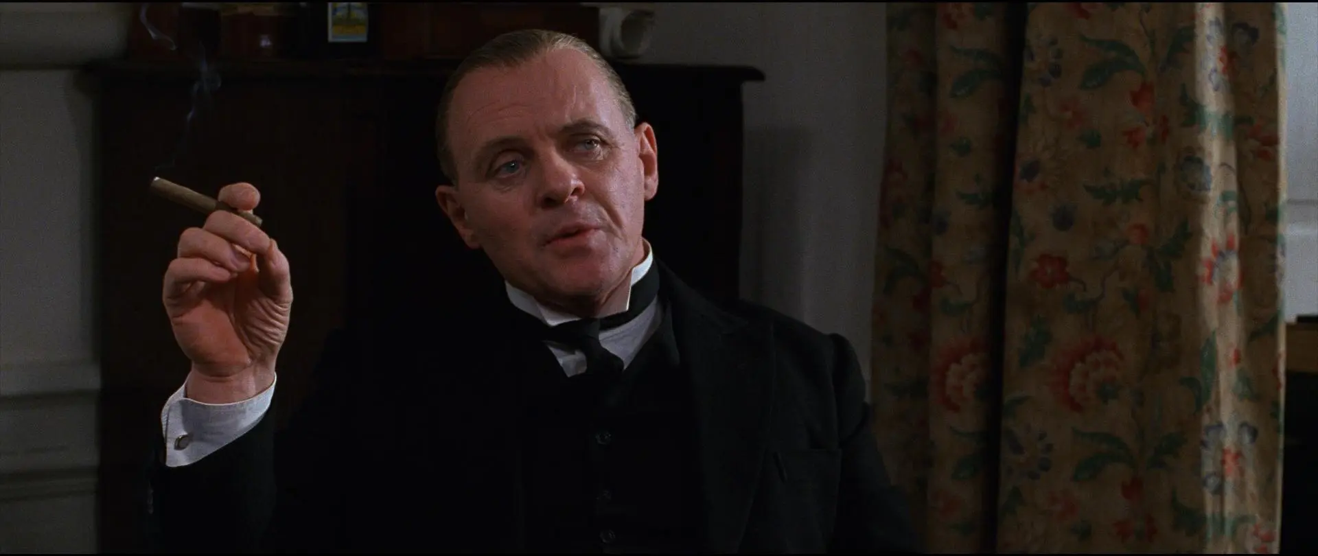 Em "Vestígios do Dia", Hopkins vive um funcionário de uma mansão cujo dono é nazista