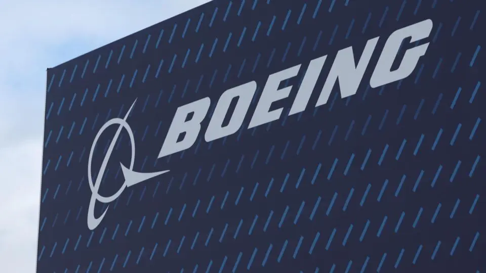 O logotipo da Boeing é exibido no dia de abertura do Farnborough International Airshow em Farnborough, Grã-Bretanha, 22 de julho de 2024: Após crise financeira e técnica, a Boeing desmantelou seu departamento de DEI (diversidade, equidade e inclusão)