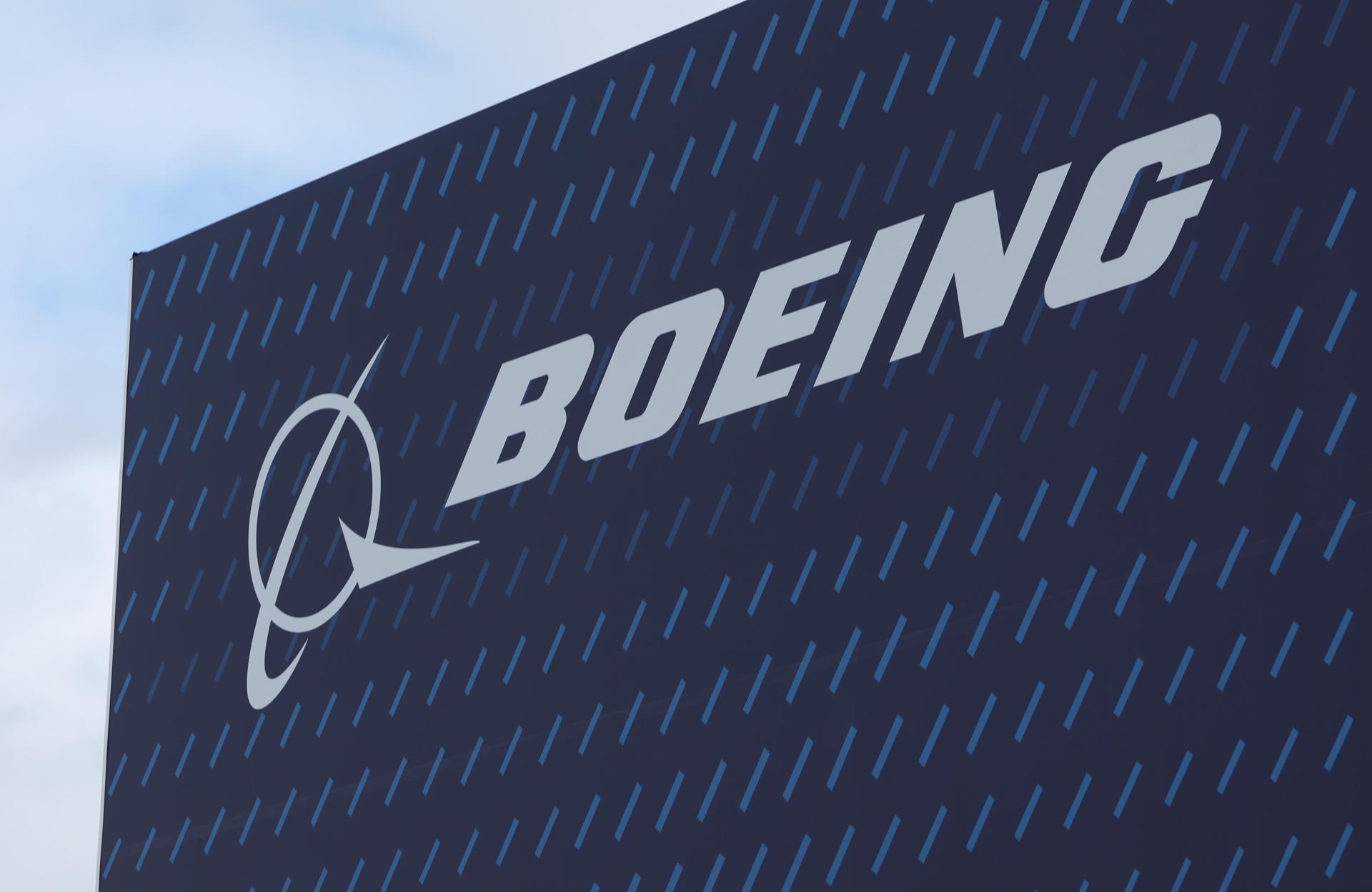 O logotipo da Boeing é exibido no dia de abertura do Farnborough International Airshow em Farnborough, Grã-Bretanha, 22 de julho de 2024: Após crise financeira e técnica, a Boeing desmantelou seu departamento de DEI (diversidade, equidade e inclusão)