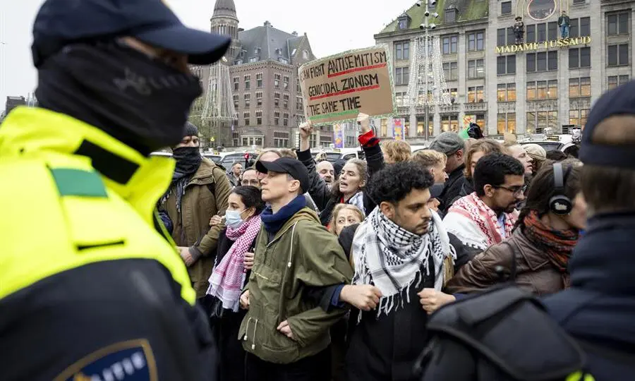 Manifestantes pró-palestinos enfrentam a polícia holandesa na Praça Dam em Amsterdã, Holanda, 10 de novembro de 2024: ambiente antissemita
