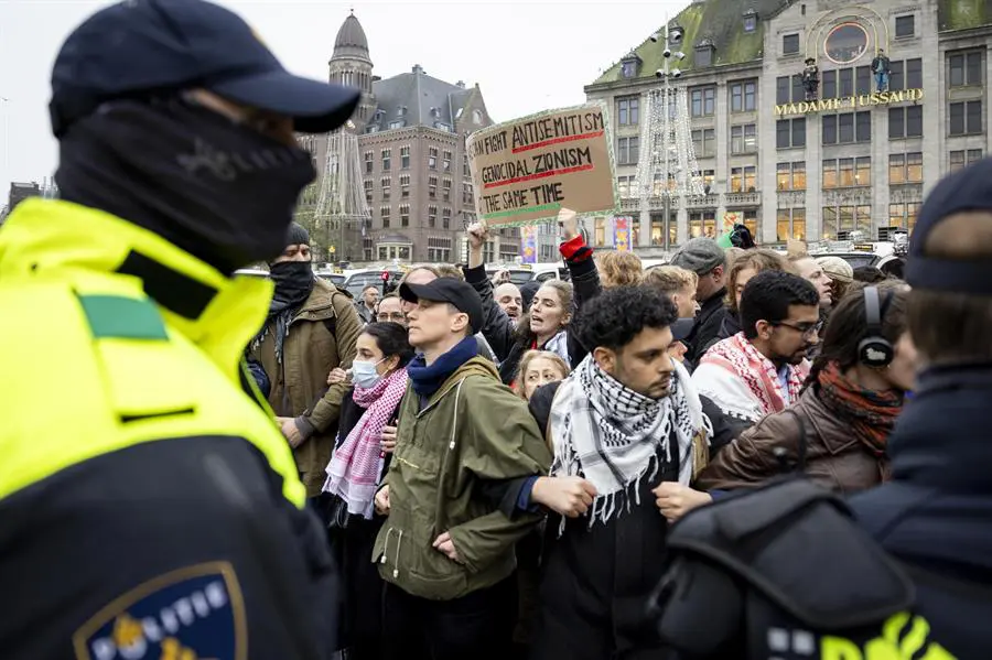 Manifestantes pró-palestinos enfrentam a polícia holandesa na Praça Dam em Amsterdã, Holanda, 10 de novembro de 2024: ambiente antissemita