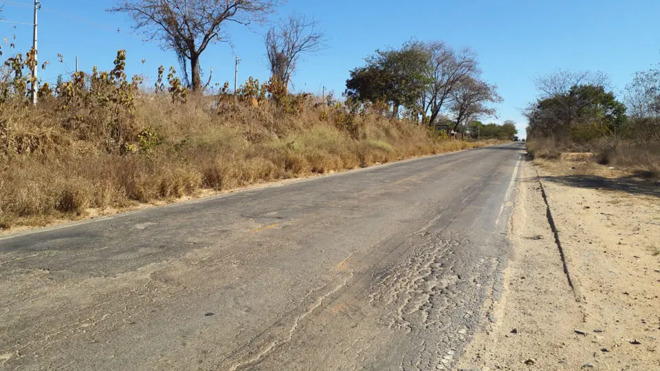 Trecho da rodovia MG-342, em Araçuaí (MG).
