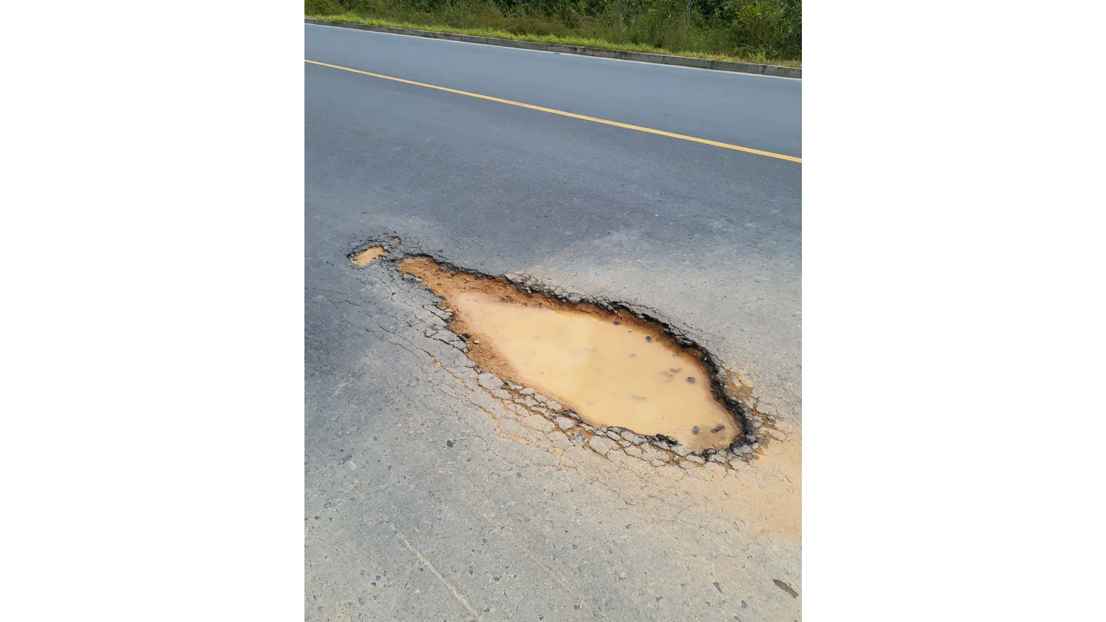 Buraco na rodovia AM-010 em Itacoatiara (AM).