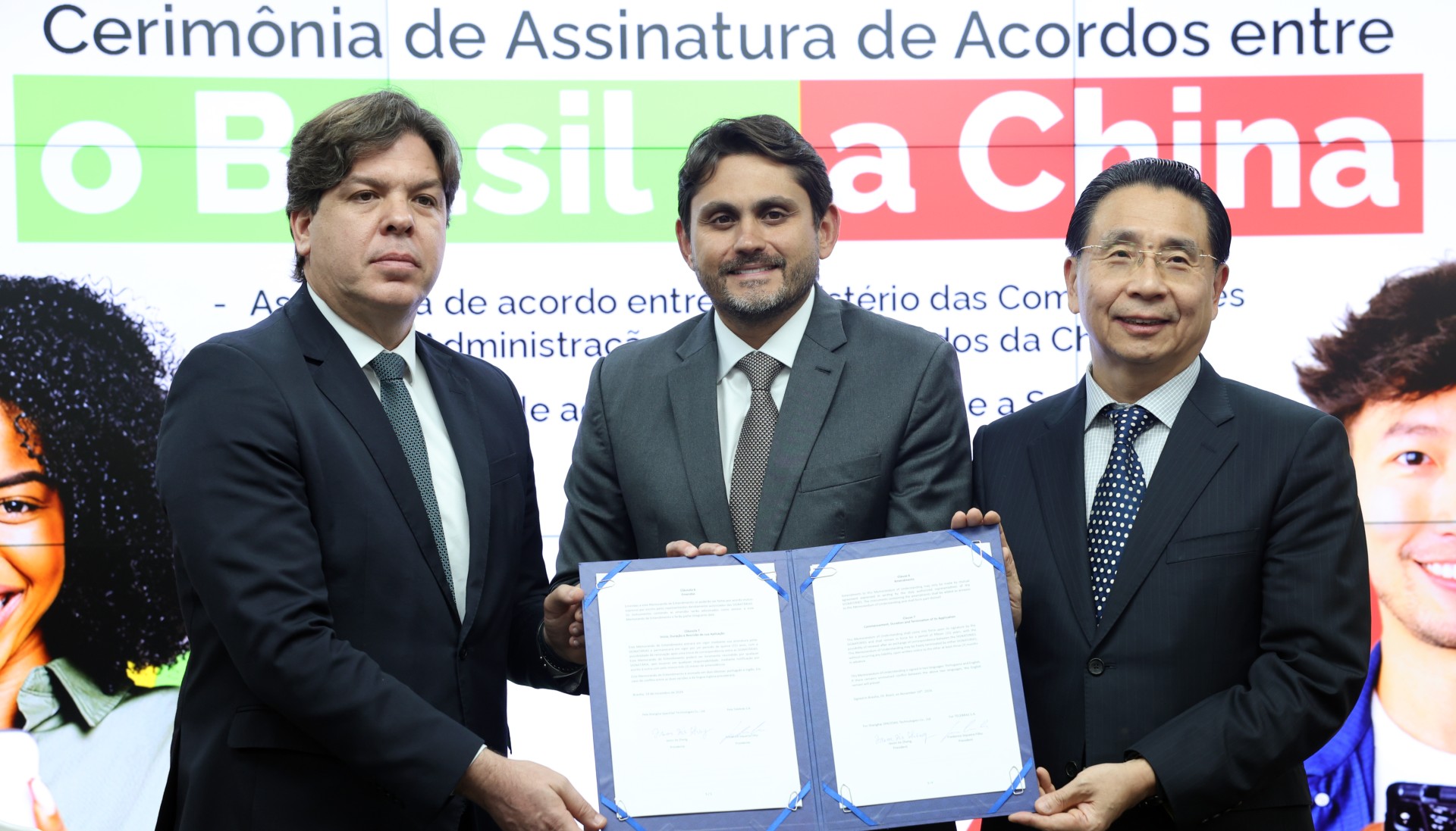Acordo do Brasil com a SpaceSail, empresa chinesa que quer concorrer no país com a Starlink. Ao centro, Juscelino Filho, ministro das Comunicações.