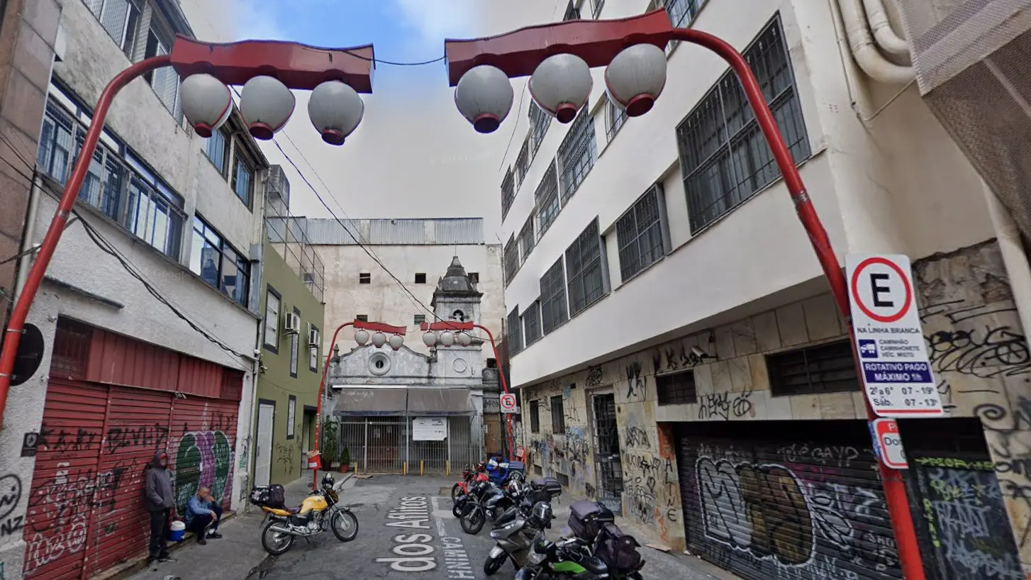Imagem da Rua dos Aflitos, no bairro da Liberdade em São Paulo, registrada em 2024, antes da remoção das luminárias japonesas, pelo Google Maps.
