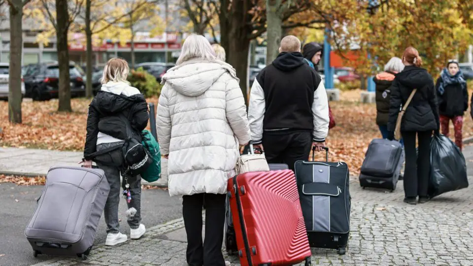 Migrantes caminham em frente ao antigo Grand City Hotel em Berlim, Alemanha, 11 de novembro de 2024. A Alemanha recebe milhares de refugiados de vários países, muitos deles fugindo da guerra da Ucrânia.