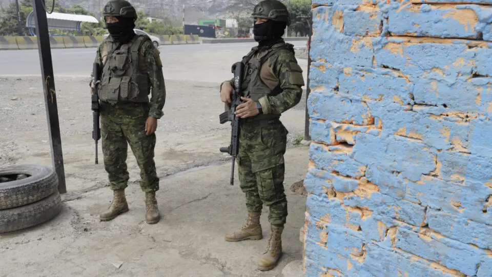 Onda de violência: jornalista é assassinado por criminosos no Equador