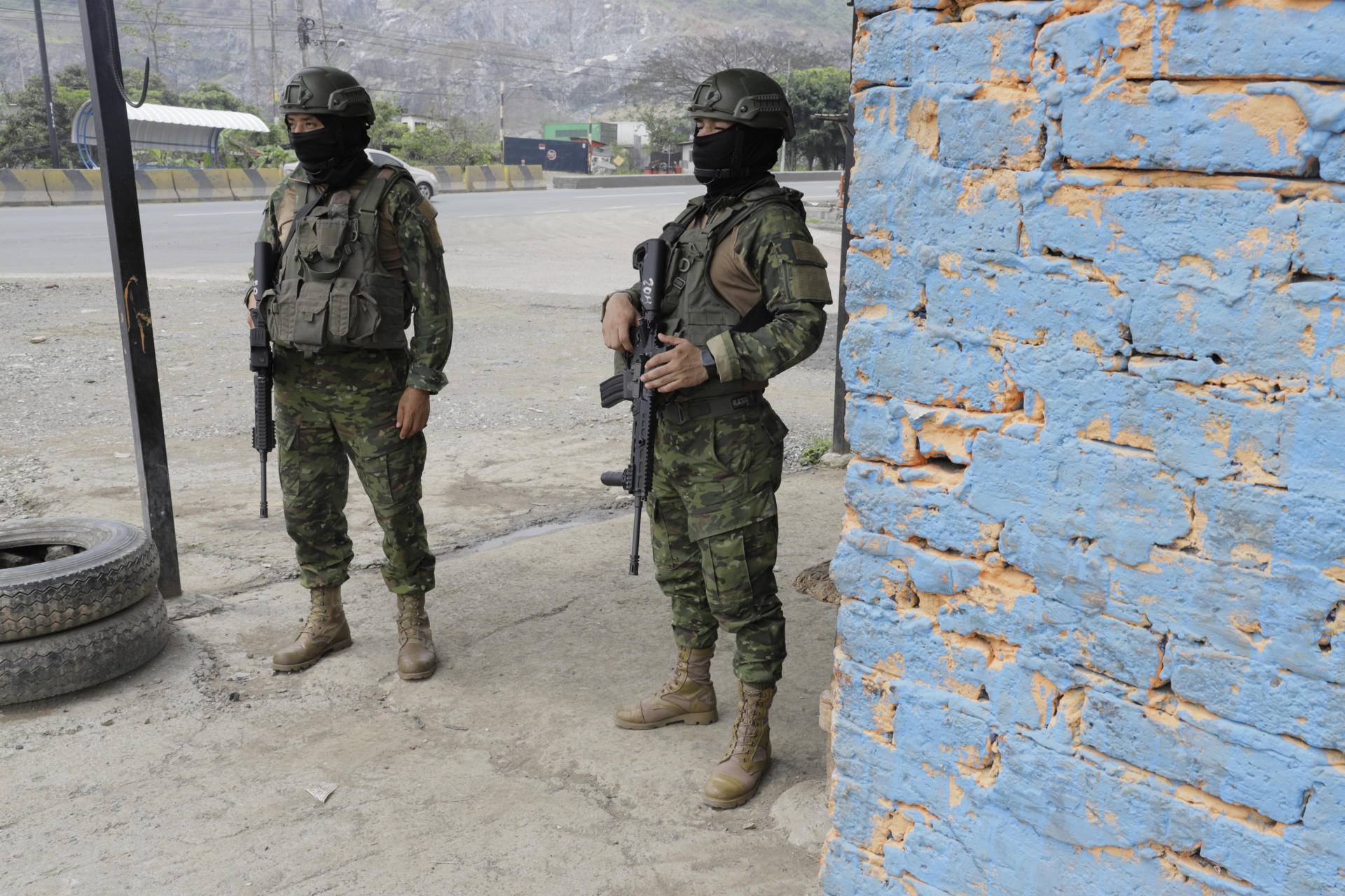 Militares protegendo a cidade de Guayaquil durante a crise de segurança