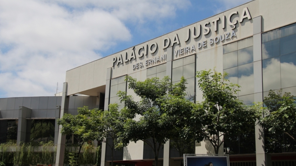 Dois desembargadores e um juiz já afastados das funções são alvos de mandados em operação da PF.