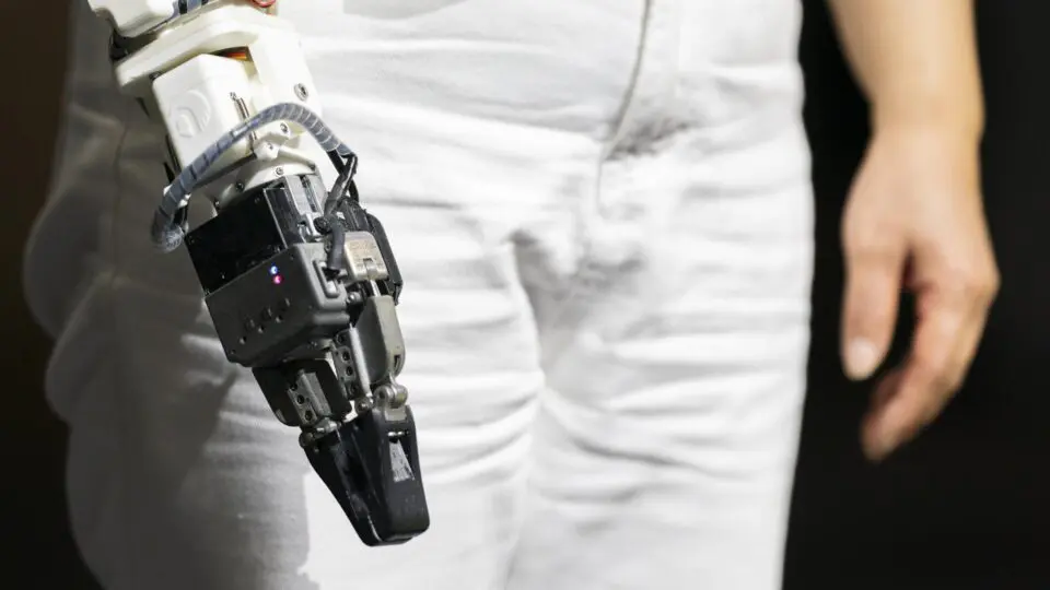 Min Xu, da China, exibe braço robótico em uma competição de próteses (Cybathlon) na Suíça, em outubro de 2024. Neuralink anuncia início de testes de controle de braço robótico por implante cerebral.