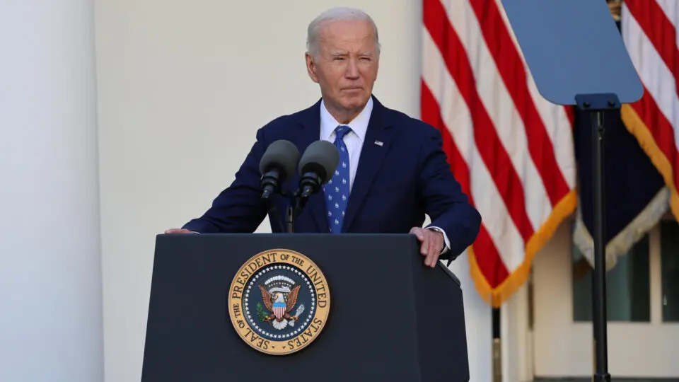 Biden multou severamente universidades cristãs que não adotaram políticas woke