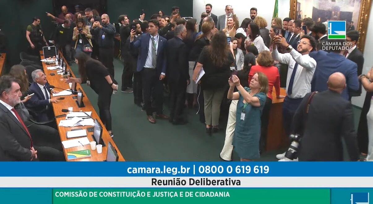 Momento do tumulto gerado a partir do protesto de militantes do movimento feminista presentes na CCJ