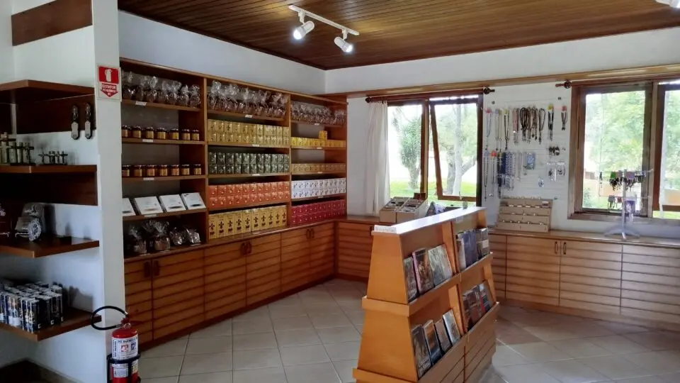 Loja com livros, itens religiosos e produtos alimentícios