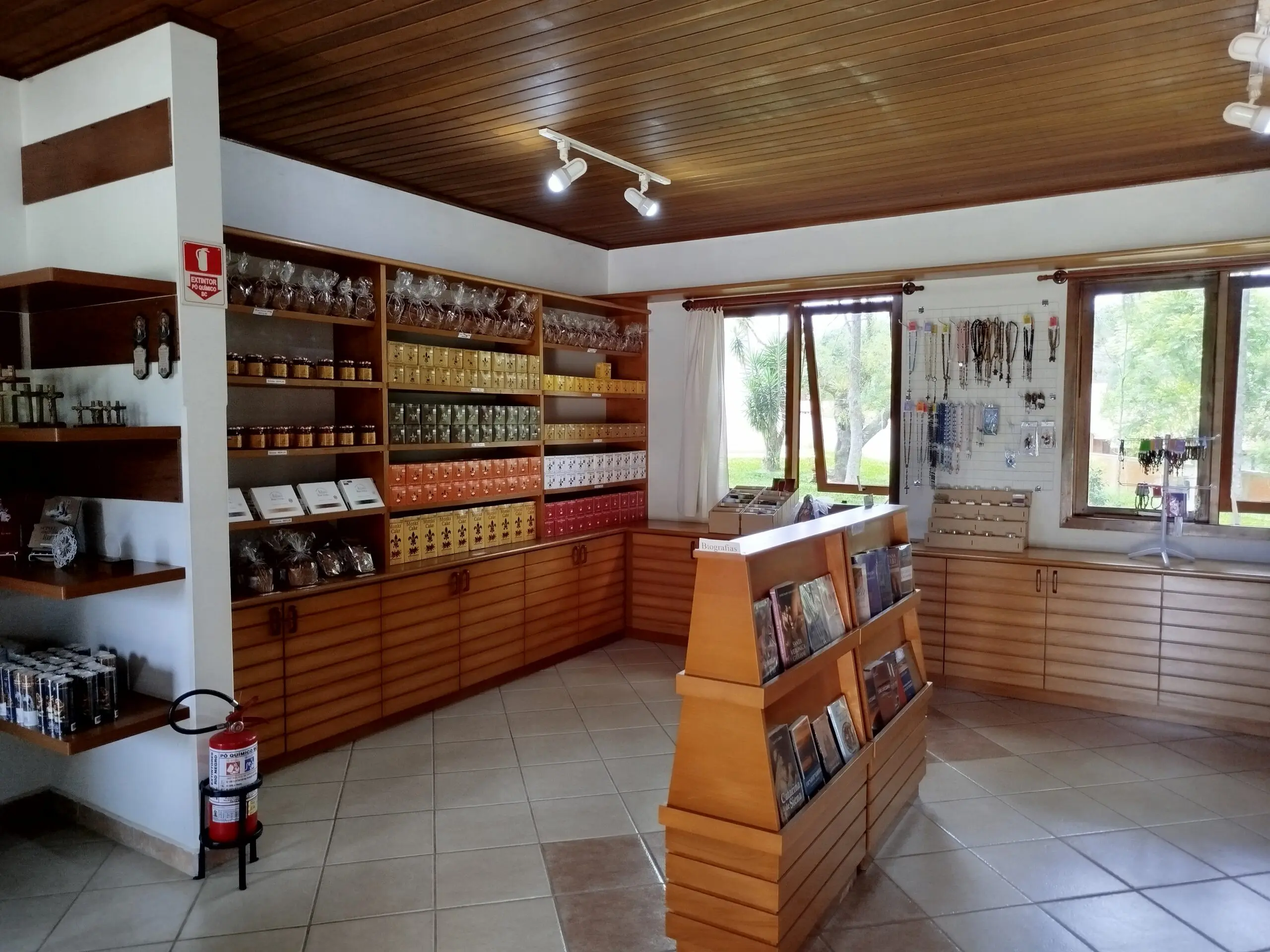 Loja com livros, itens religiosos e produtos alimentícios