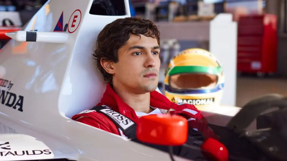 O ator Gabriel Leone vive Ayrton Senna na série da Netflix