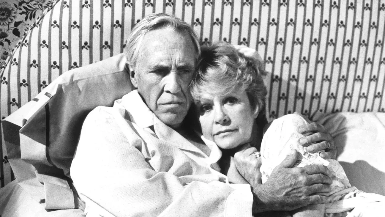 Os atores Jason Robards (Dr. Russell Oakes) e Georgann Johnson (Helen Oakes)