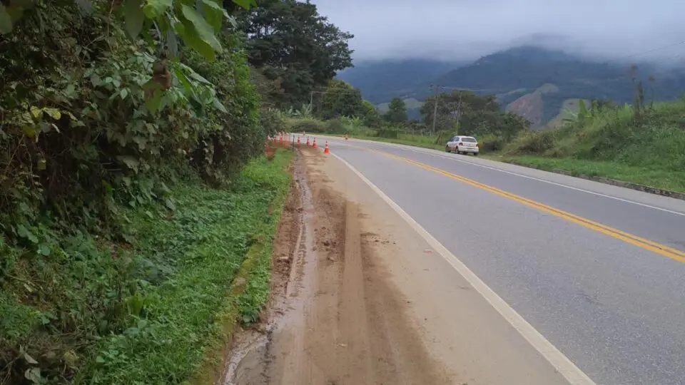 BR - 101 que liga o município do Rio de Janeiro com Angra dos Reis tem problema de geometria na via.