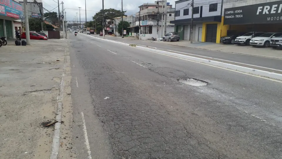 RJ-140 de Cabo Frio sofre com deterioração no pavimento da rodovia.