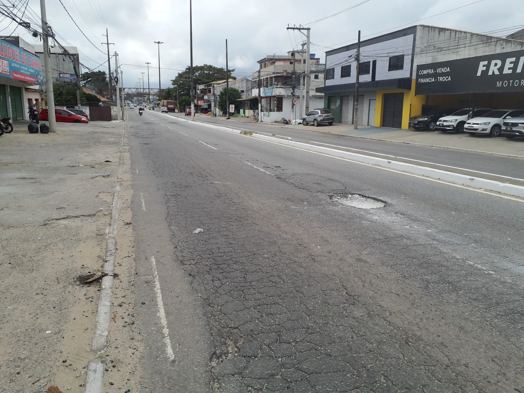 RJ-140 de Cabo Frio sofre com deterioração no pavimento da rodovia.