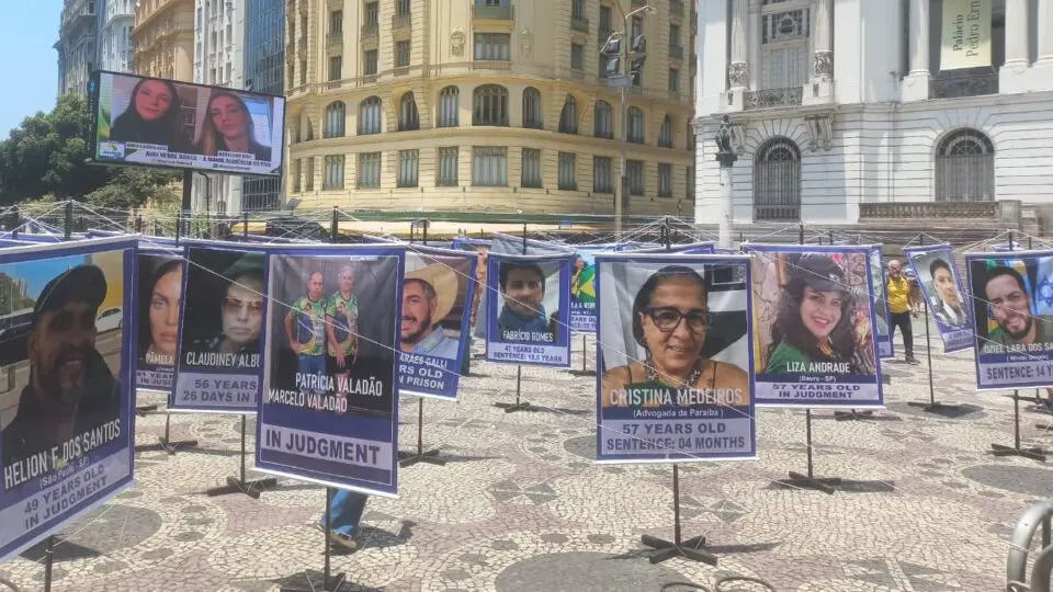A primeira exilada foi presa nessa quinta-feira (28), na cidade de Buenos Aires. Na imagem, a exposição Expo Freedom, com fotos de presos do 8/1.