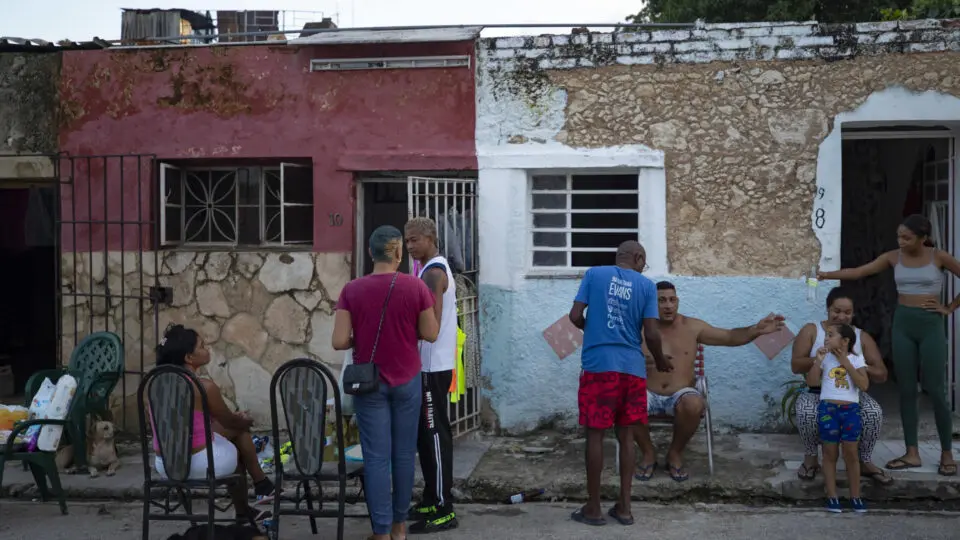 Devido à escassez, cubanos estão tendo que recorrer a fogões à lenha para cozinhar