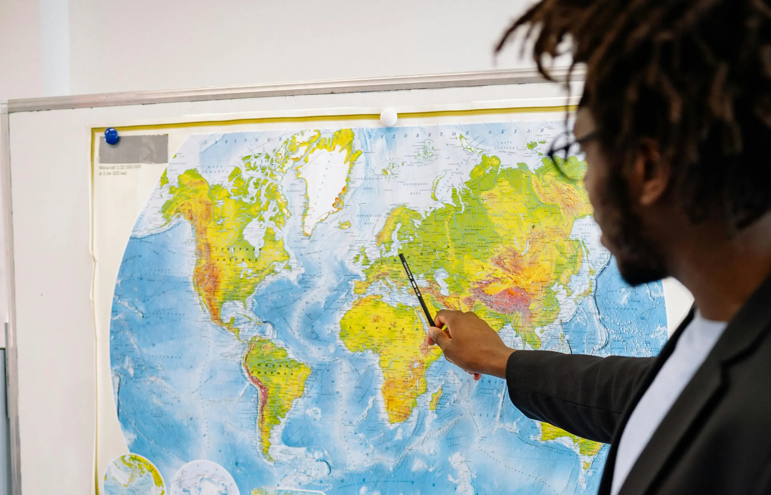 Ações afirmativas para contratação de docentes negros e pardos na PUC-SP foram questionadas por associações