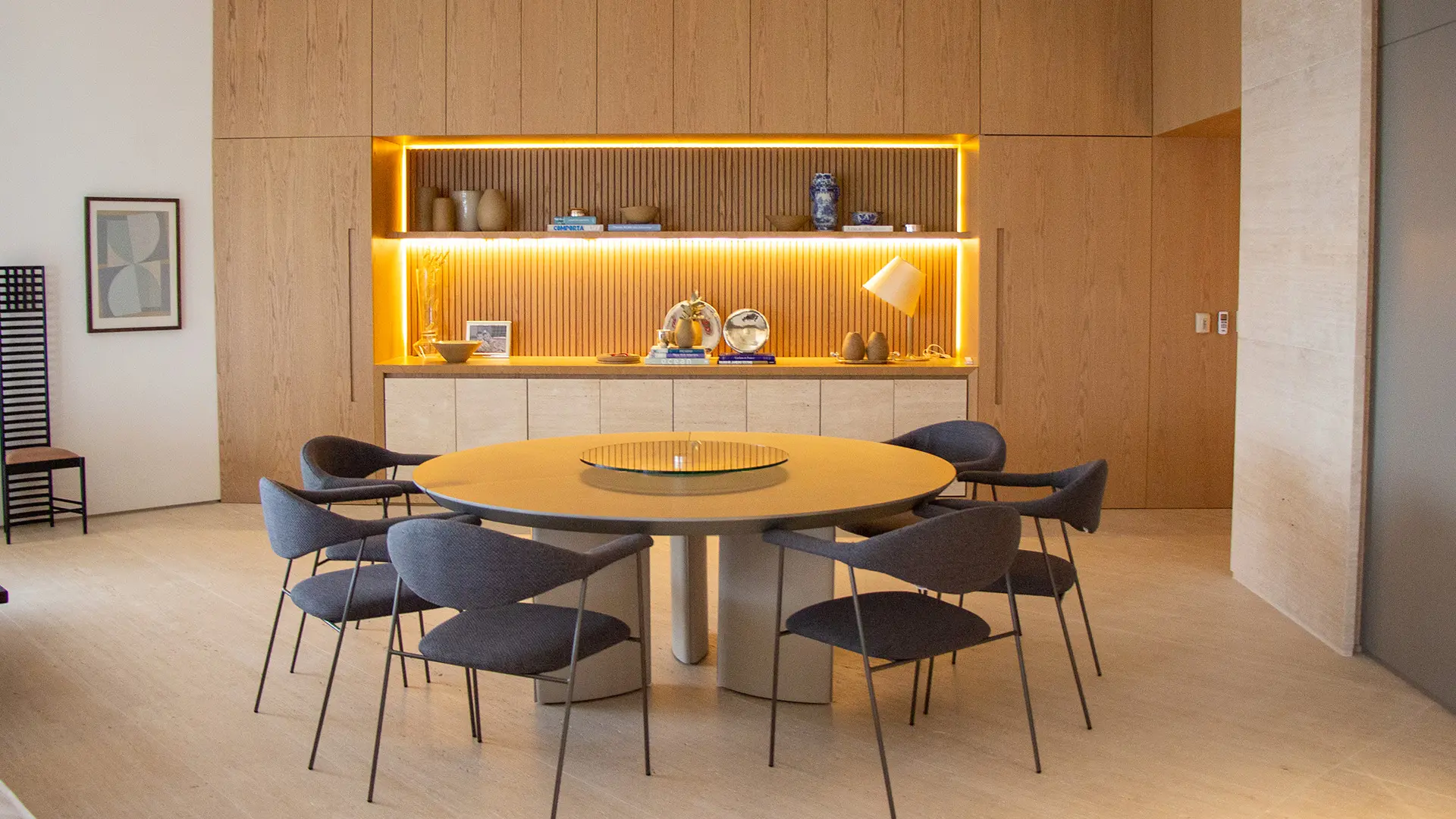 Aprenda a transformar seus ambientes com combinações ideais entre iluminação e marcenaria.