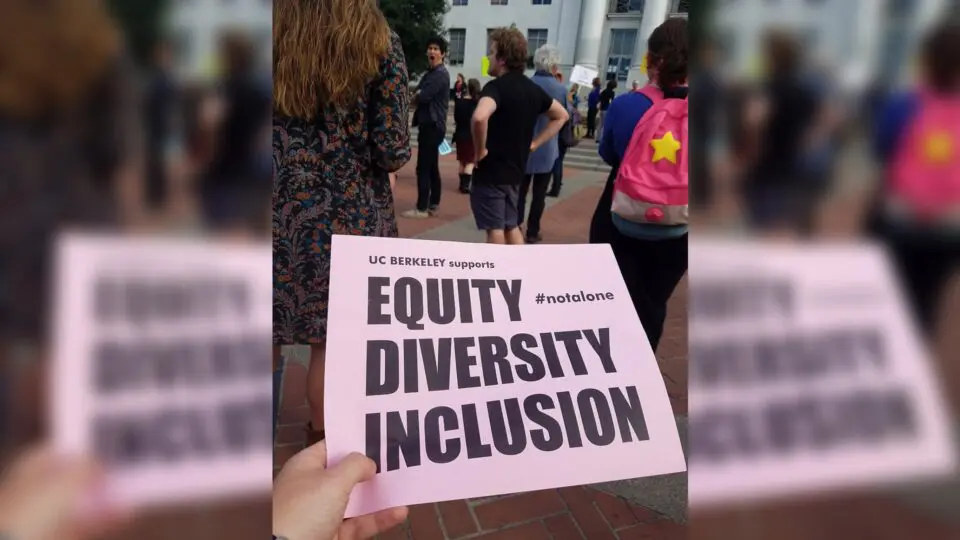 Contra o preconceito: “A Universidade da Califórnia em Berkely apoia equidade, diversidade e inclusão", diz cartaz fotografado na instituição em 2016. As três palavras, na sigla DEI, inspiraram treinamentos antipreconceito em empresas e universidades pelo mundo.