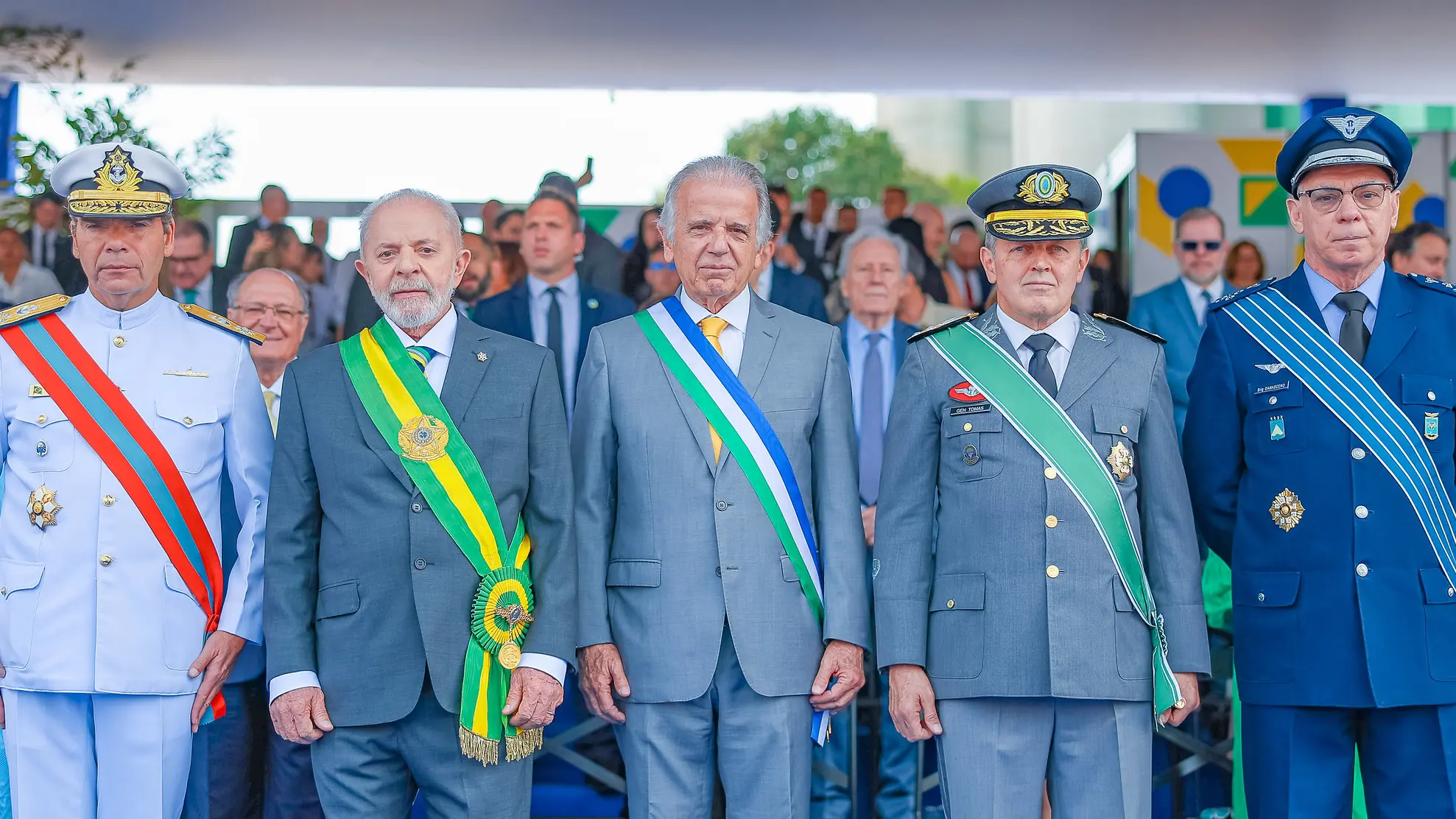 Presidente Lula durante o desfile de 7 de Setembro, com o Comandante da Marinha, Almirante Olsen; Ministro da Defesa, José Múcio; Comandante do Exército, GeneralTomás Ribeiro Paiva e o Comandante da Aeronáutica, Marcelo Kanitz Damasceno (da esquerda para direita)