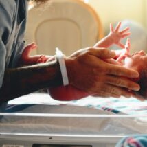 Justiça suspende resolução pró-aborto e intima Conanda a prestar informações em 10 dias Conselheiros marcaram uma reunião extraordinária para votar nesta segunda-feira (2) a proposta que prevê aborto até 9 meses, sem consentimento dos pais e sem adoção