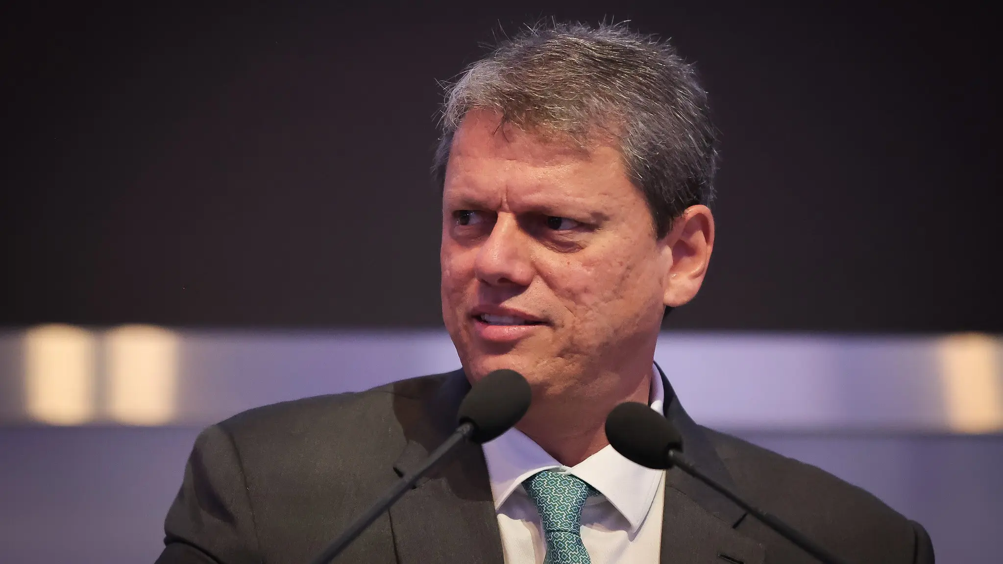 Tarcísio confirma que vai disputar reeleição em SP e destaca Bolsonaro como líder da direita para 2026